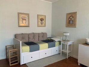 1 bedroom, WiFi, bed sheets - Quiet Garden Studio near Como (Lurate Caccivio)