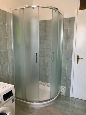 Hair dryer, towels, soap, toilet paper - Quiet Garden Studio near Como (Lurate Caccivio)