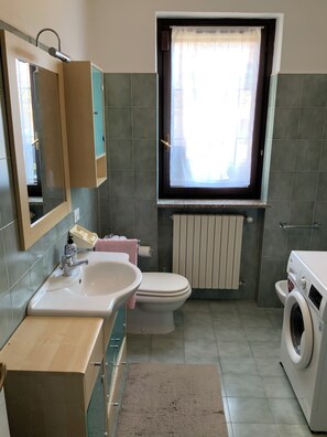 Hair dryer, towels, soap, toilet paper - Quiet Garden Studio near Como (Lurate Caccivio)