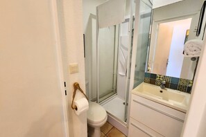 Shower, hair dryer, towels, soap - Apartment Horizon Doré with pool facing the Caribbean Sea (Gourbeyre)