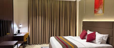 Executive Room | In-room safe, desk, laptop workspace, blackout drapes