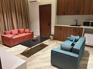 Quarto com design assinado, vista para o pátio | Área de estar