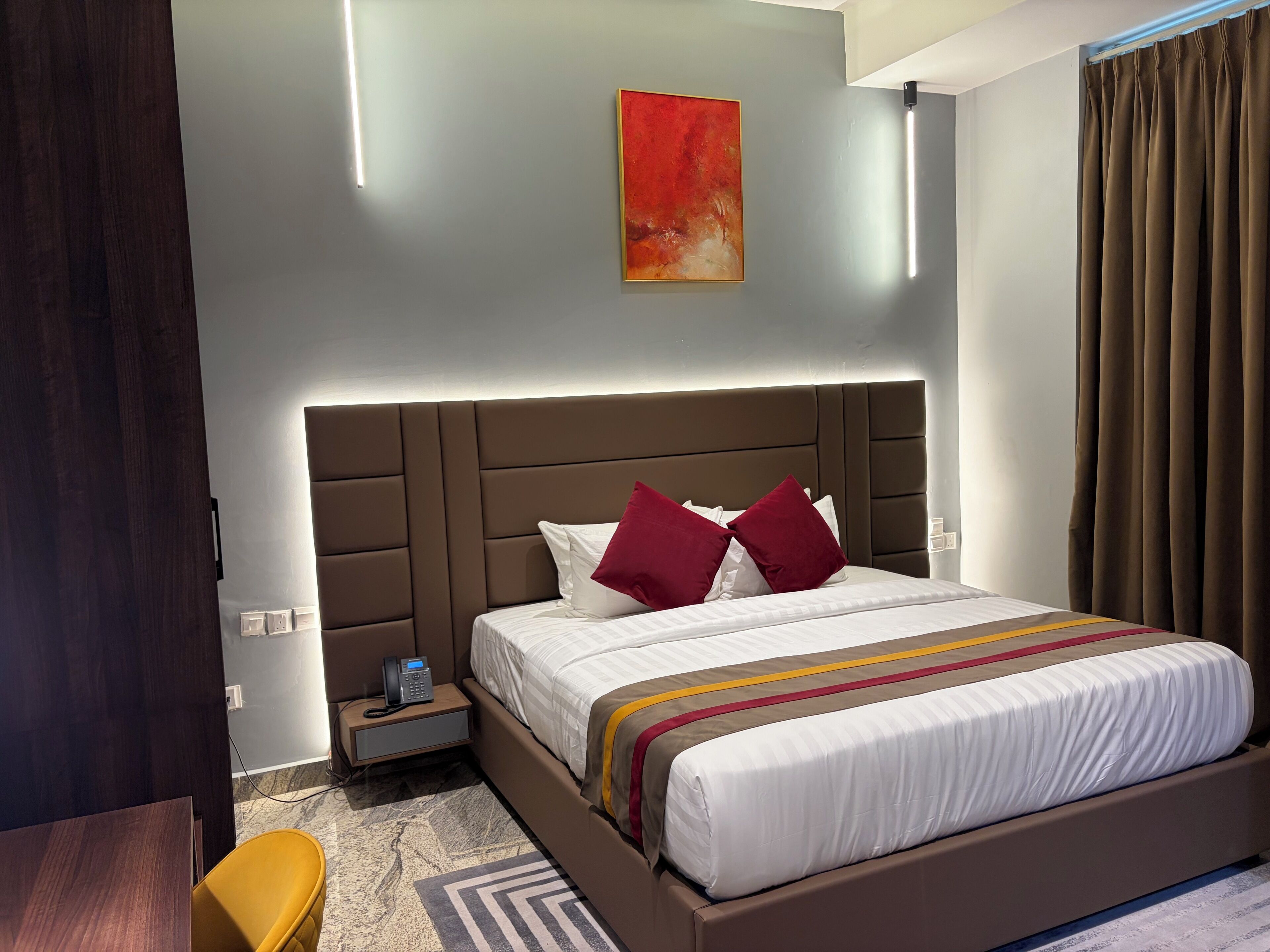 Quarto com design assinado, vista para o pátio | Cofres nos quartos, escrivaninha, espaço de trabalho para notebook