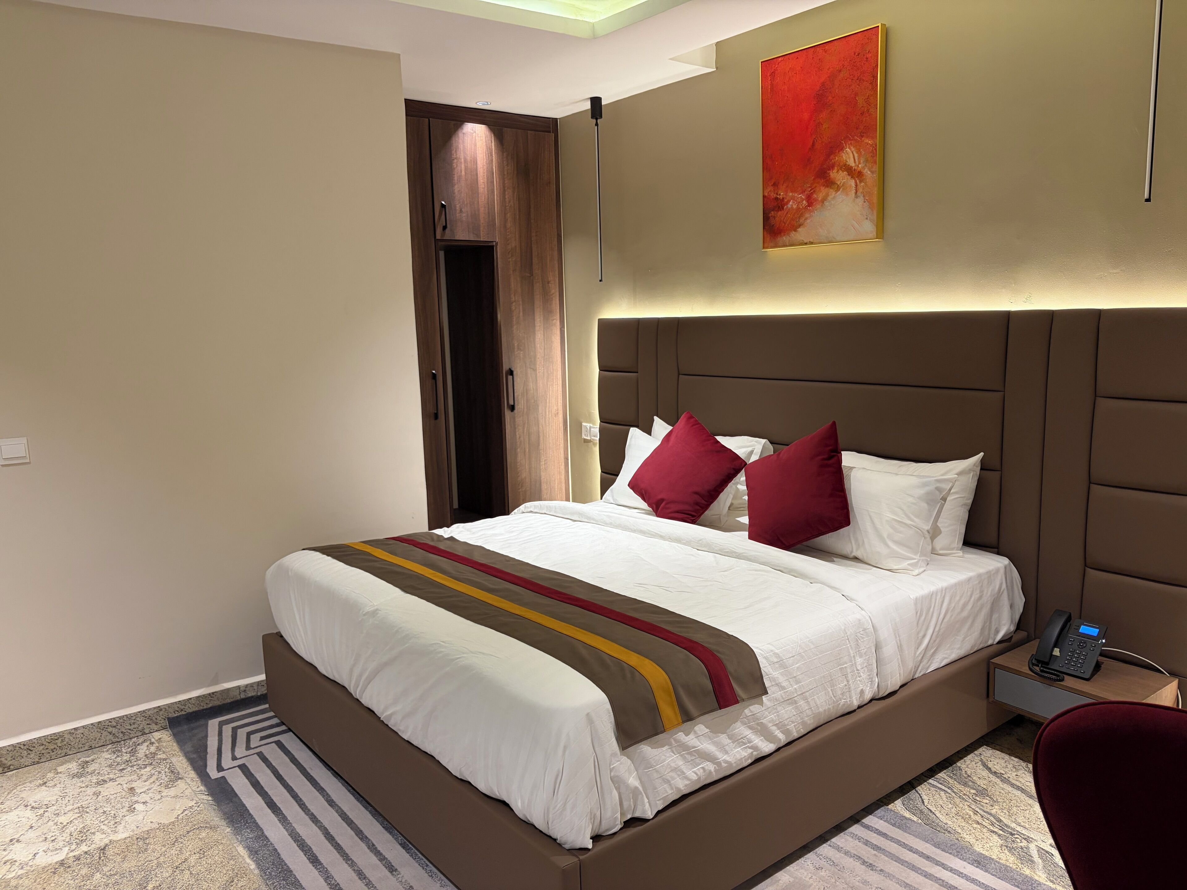 Quarto casal | Cofres nos quartos, escrivaninha, espaço de trabalho para notebook