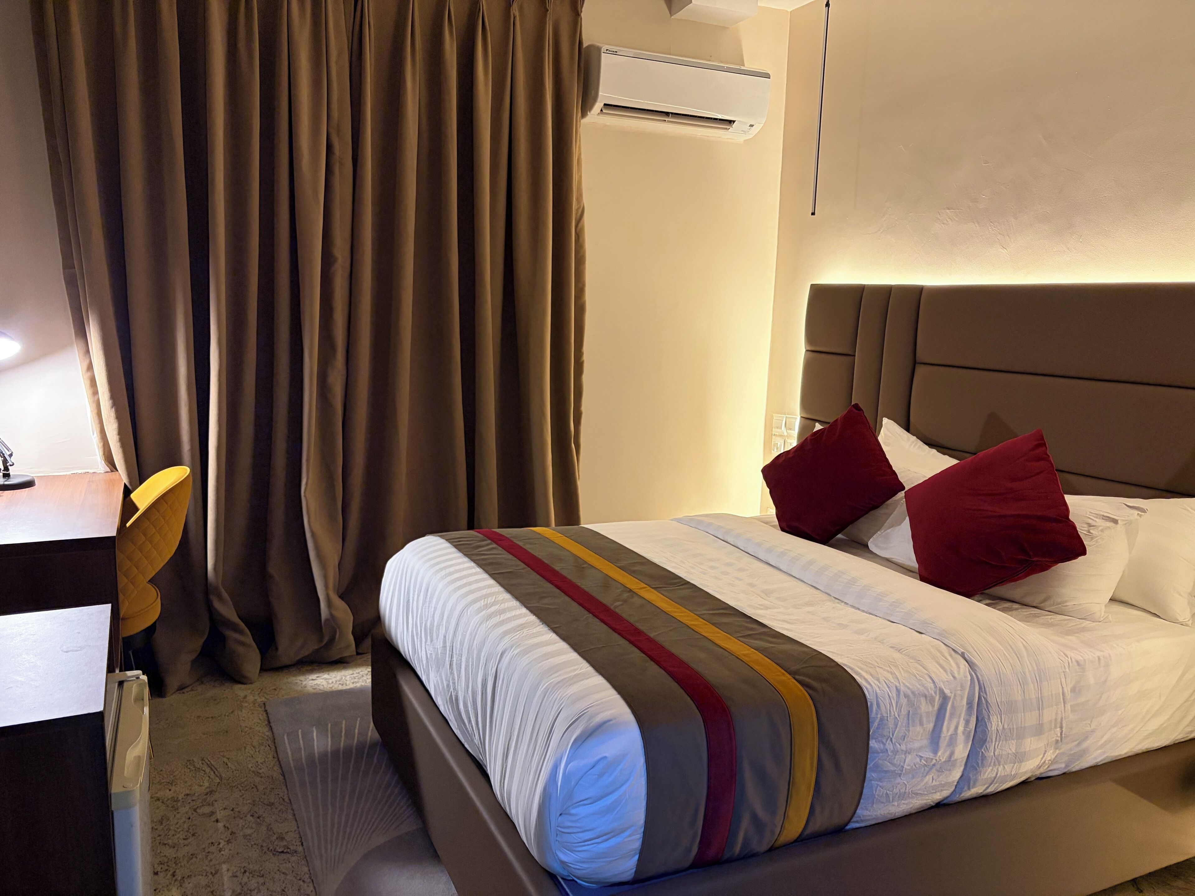 Quarto solteiro | Cofres nos quartos, escrivaninha, espaço de trabalho para notebook