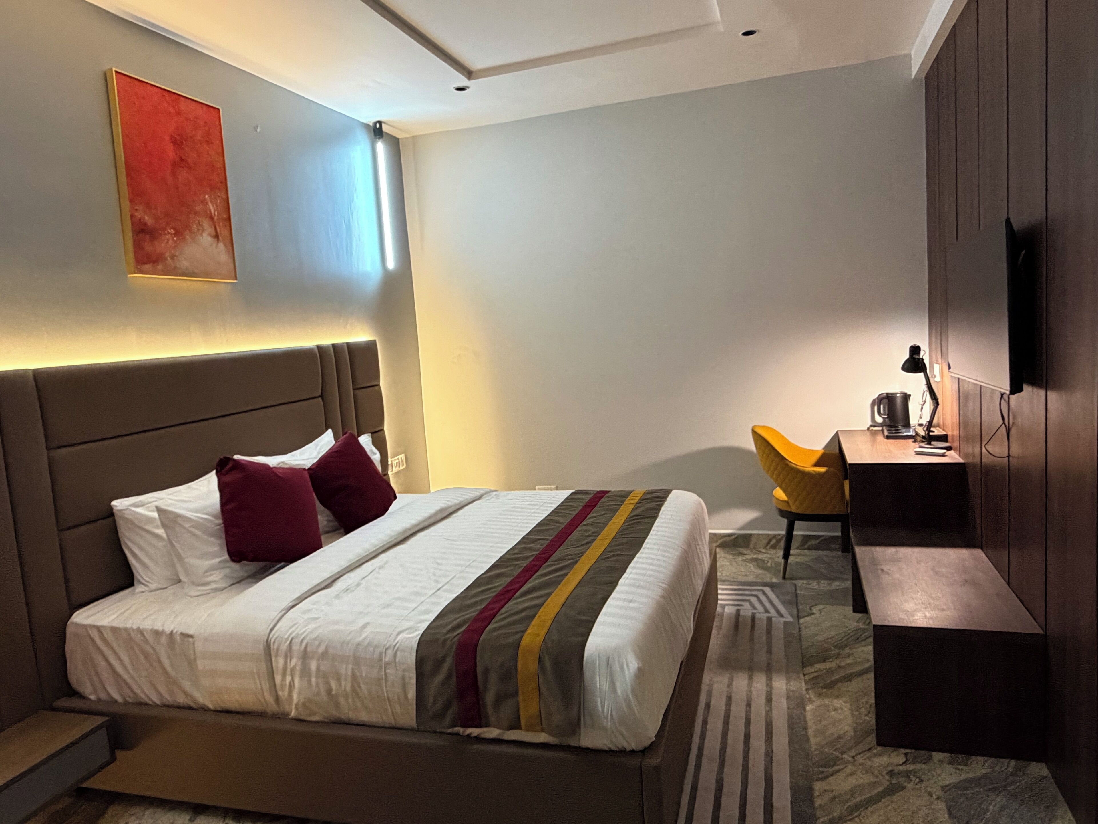 Quarto exclusivo, vista para o pátio | Cofres nos quartos, escrivaninha, espaço de trabalho para notebook