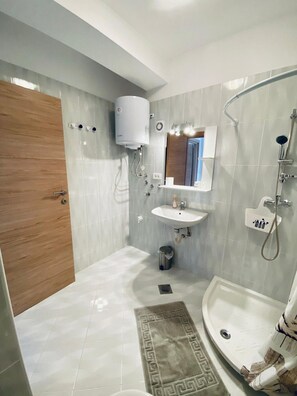 Dusche, Haartrockner, Handtücher