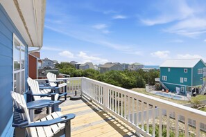 Property grounds - Barefoot Pelican| Pool, Bikes & Game Room (Emerald Isle)