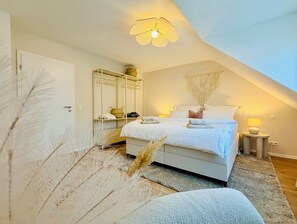 Desk, iron/ironing board, free WiFi, bed sheets - Stay & Style - Sand beige apartment, completely new (Karlsruhe)