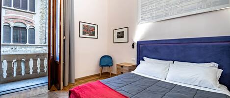 Dobbelt- eller tomannsrom – superior, byutsikt | Safe på rommet, skrivebord, wi-fi (inkludert) og sengetøy