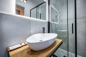 Een douche, gratis toiletartikelen, een haardroger, een bidet