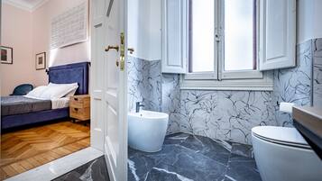 Superior-Studiosuite, Stadtblick | Badezimmer | Dusche, kostenlose Toilettenartikel, Haartrockner, Bidet