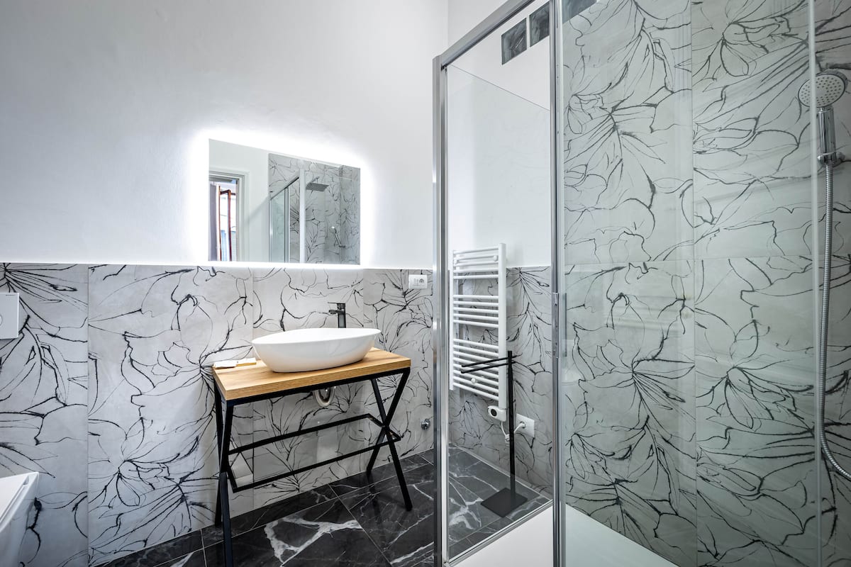 Shower, free toiletries, hair dryer, bidet
