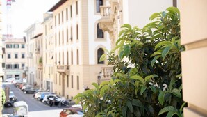 A street view with parked cars and buildings. - Five Suites Mantellate (Florence)