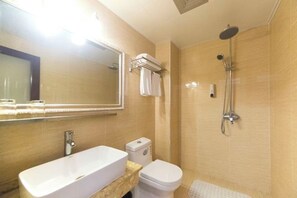 A bathroom with a sink, toilet, and shower. - Junyi Nanshan Hotel, Luotian (Luotian County)