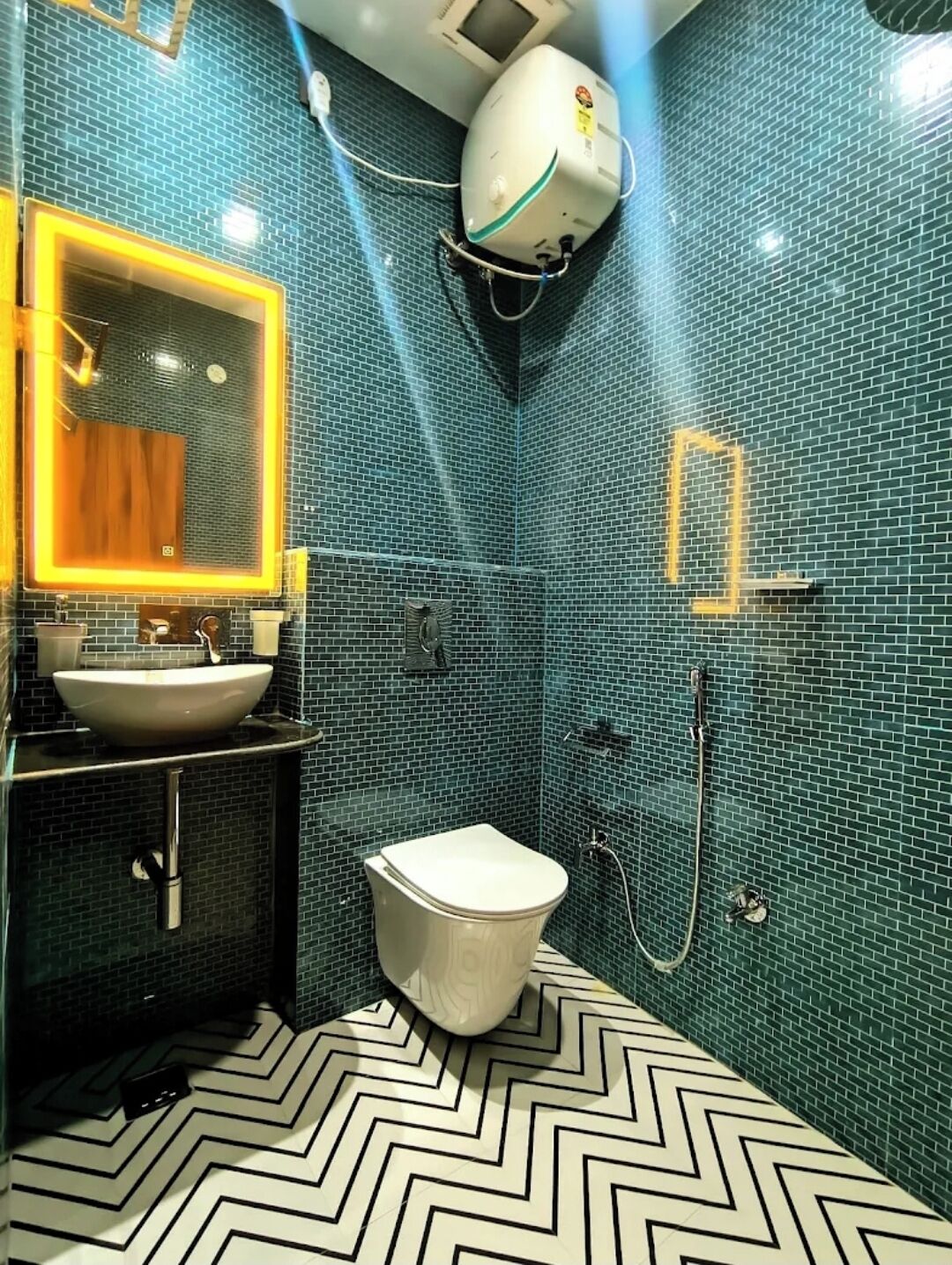 Douche, serviettes fournies, savon, papier toilette