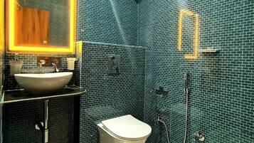 Douche, serviettes fournies, savon, papier toilette