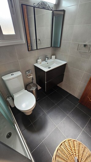 Shower, hair dryer, towels, soap - Family Nest In The Heart of Limassol (Limassol)