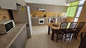 Microwave, oven, stovetop - Family Nest In The Heart of Limassol (Limassol)