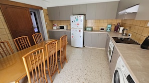 Microwave, oven, stovetop - Family Nest In The Heart of Limassol (Limassol)