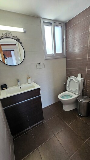 Shower, hair dryer, towels, soap - Family Nest In The Heart of Limassol (Limassol)