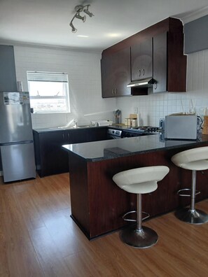 Private kitchen - Convenience, comfort, and coastal living. (cape town)