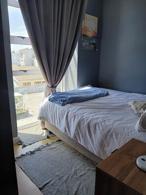 2 bedrooms, iron/ironing board, WiFi, bed sheets - Convenience, comfort, and coastal living. (cape town)