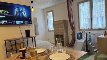 1 bedroom, bed sheets