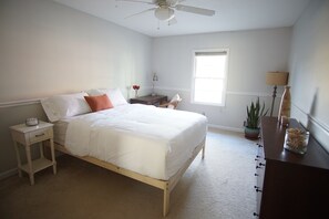 Een strijkplank/strijkijzer, wifi, beddengoed