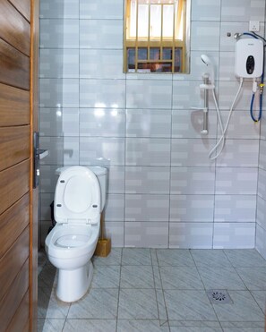 Slippers, towels, soap, shampoo - Bird of paradise motel (Kigali)