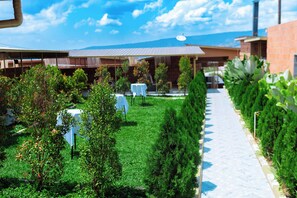 Outdoor dining - Bird of paradise motel (Kigali)