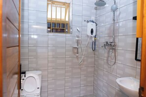 Slippers, towels, soap, shampoo - Bird of paradise motel (Kigali)