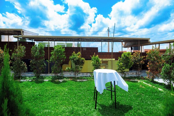 Outdoor dining - Bird of paradise motel (Kigali)