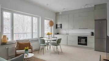 Kylskåp, mikrovågsugn, ugn och spishäll