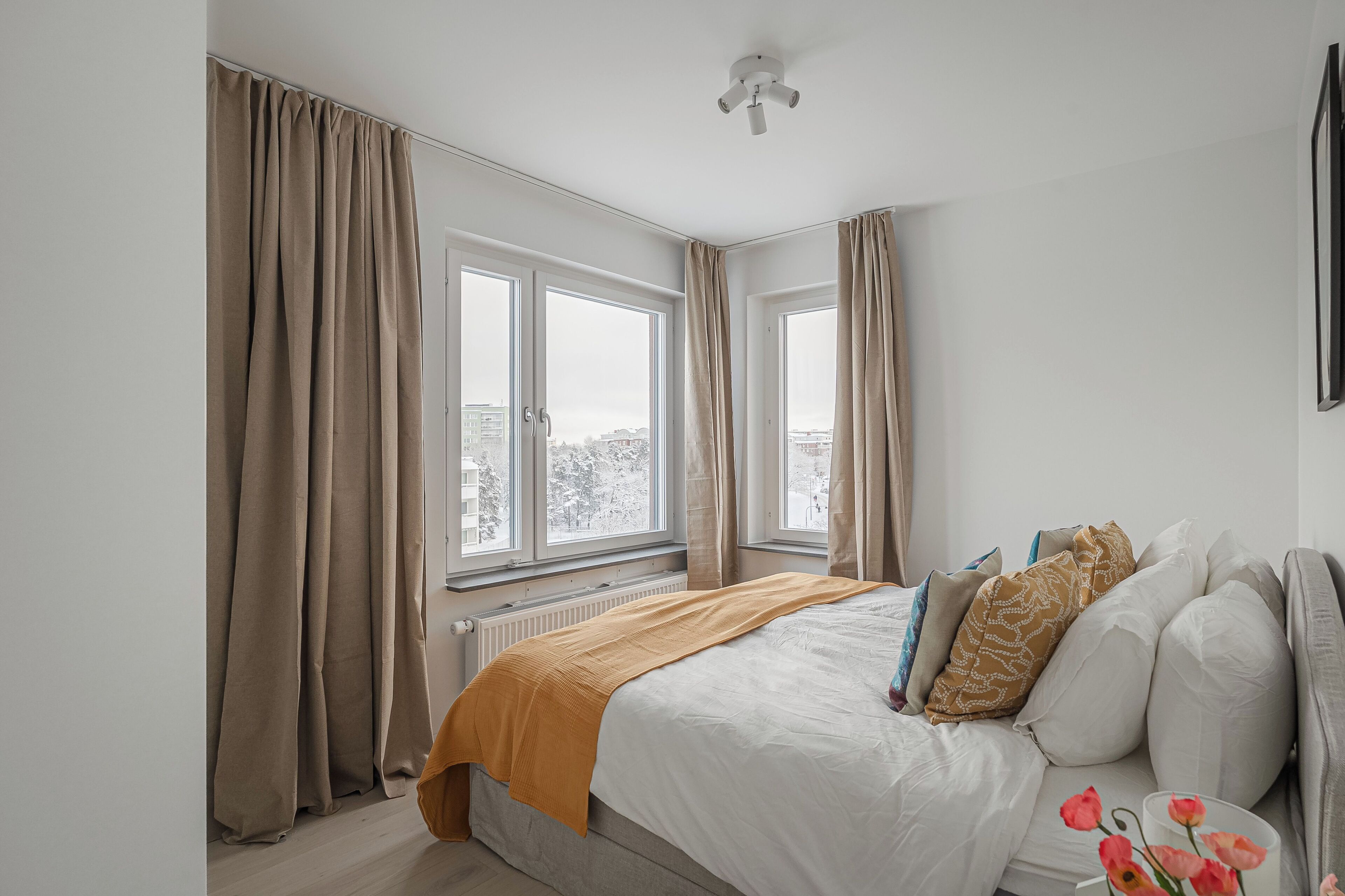 Tabla de planchar con plancha, wifi gratis y ropa de cama 