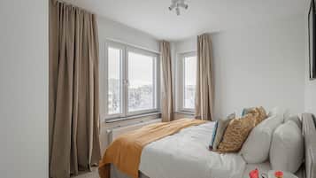 Tabla de planchar con plancha, wifi gratis y ropa de cama