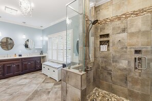 Dusche, Haartrockner, Handtücher, Shampoo