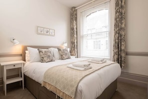 Iron/ironing board, WiFi, bed sheets - Grade II Listed 2 Bed Flat in Central Salisbury (Salisbury)