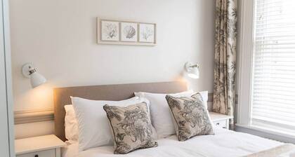 Grade II Listed 2 Bed Flat in Central Salisbury