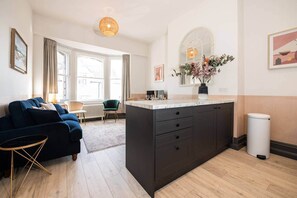 Interior - Stylish Grade II Listed 2 Bed Flat w. Roof Terrace (Salisbury)