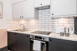 Fridge, microwave, oven, stovetop - Stylish Grade II Listed 2 Bed Flat w. Roof Terrace (Salisbury)
