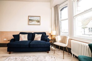 TV - Stylish Grade II Listed 2 Bed Flat w. Roof Terrace (Salisbury)