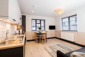 Een koelkast, een oven, een kookplaat, een broodrooster
