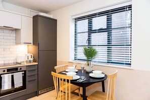Frigorífic, forn, placa de cuina i torradora 
