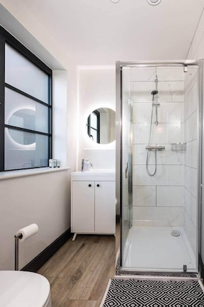 Hair dryer - Stylish 1 Bed Apartment in Central Salisbury (Salisbury)