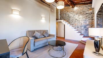 Luxe studio suite, uitzicht op de stad | Woonruimte | Een 50-inch smart-tv met digitale zenders