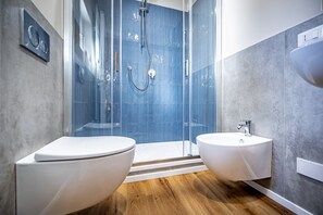 Een douche, een haardroger, een bidet, handdoeken