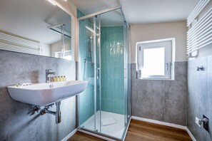 Dusche, Haartrockner, Bidet, Handtücher