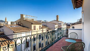 Luxury-Studiosuite, Stadtblick | Terrasse/Patio