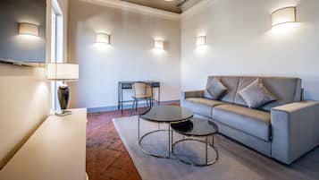 Luxury-Studiosuite, Stadtblick | Wohnbereich | 50-Zoll-Smart-TV mit Digitalempfang